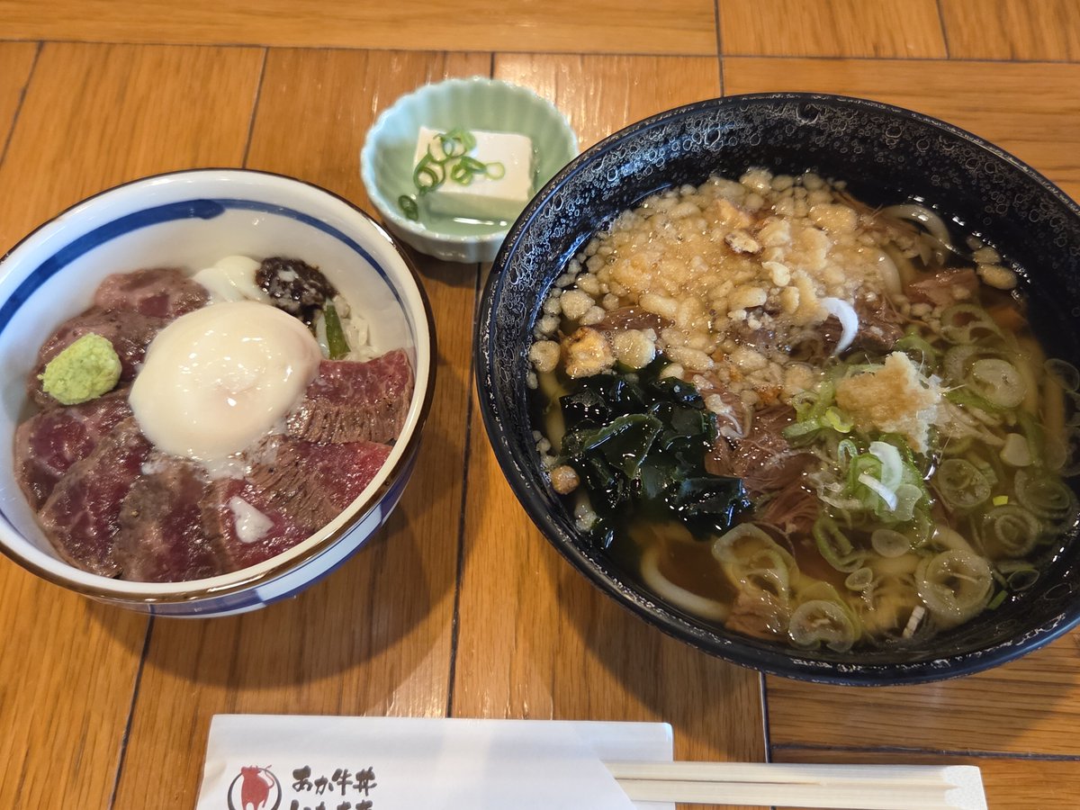 niregreen's tweet photo. 被災地はもちろんの事、被災を免れた地域でも物流が滞り客足が落ちてしまっていると思います。いつもなら行列のお店もチラホラな感じでした。細やかだけど赤牛丼食べてテイクアウトして応援してきました。 https://t.co/qYWPR9Fu6D