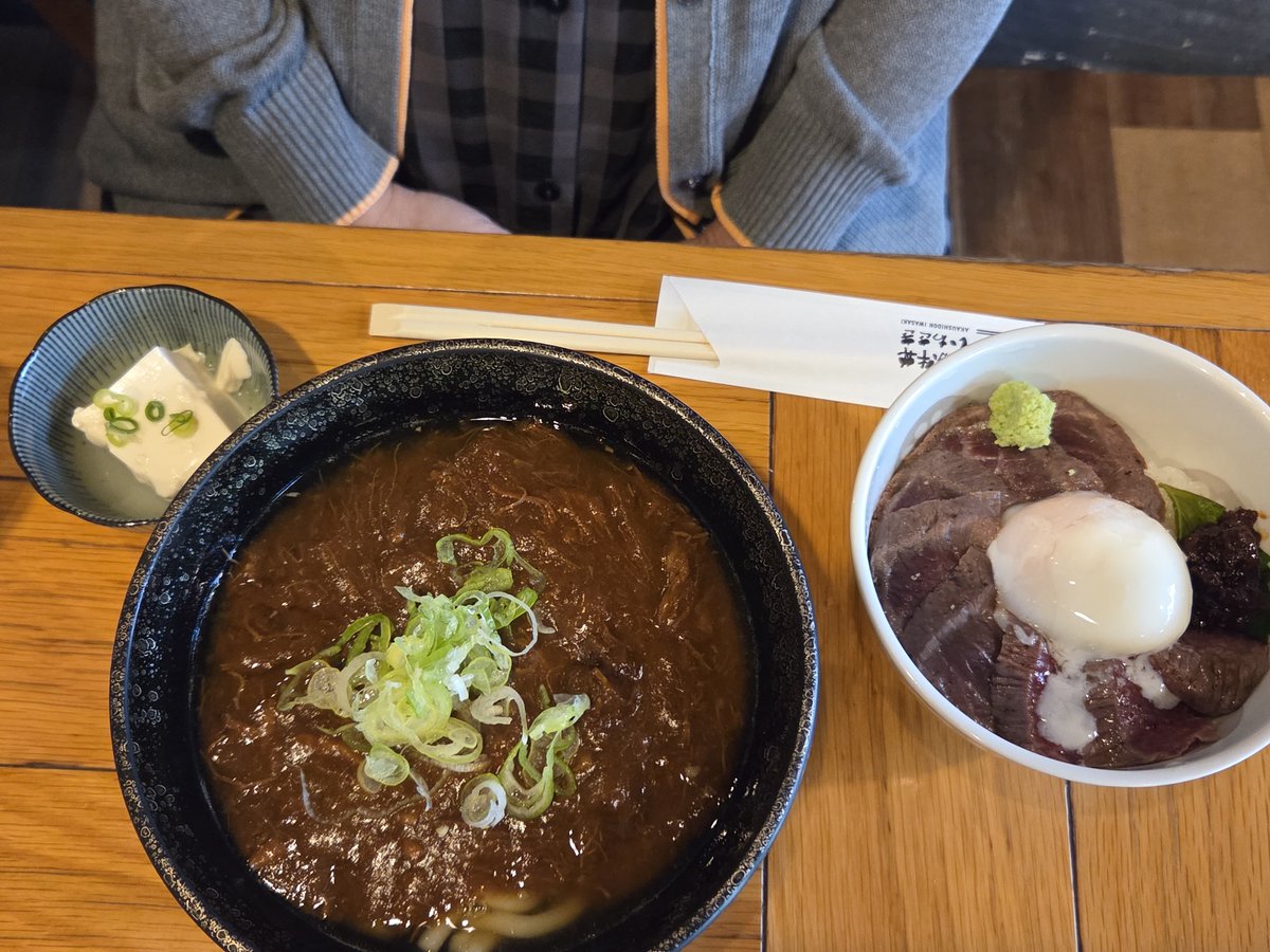 niregreen's tweet photo. 被災地はもちろんの事、被災を免れた地域でも物流が滞り客足が落ちてしまっていると思います。いつもなら行列のお店もチラホラな感じでした。細やかだけど赤牛丼食べてテイクアウトして応援してきました。 https://t.co/qYWPR9Fu6D