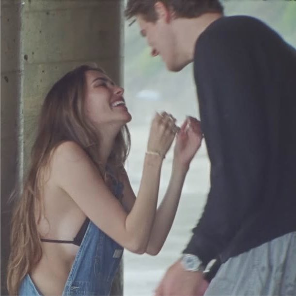 madisonsbeerbr's tweet photo. Justin Herbert sobre o seu noivado com Madison Beer:  

“É difícil explicar. Tem sido algo tão incrível, e ela mudou a minha vida. É maravilhoso encontrar a pessoa certa e poder passar a vida ao lado dela. Estou muito feliz, ela é a melhor. Sempre sonhei em ter alguém com quem eu pudesse compartilhar tudo e em quem pudesse confiar completamente. Não existe sensação melhor do que essa.”