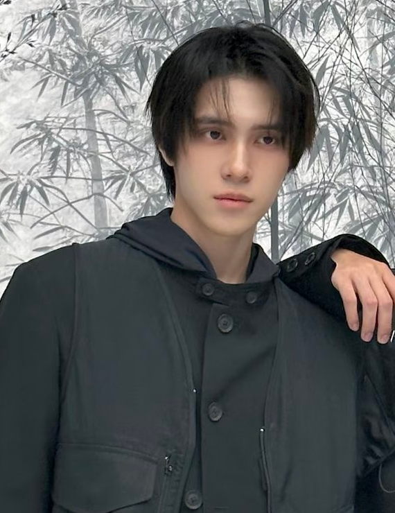 hendery_pink's tweet photo. 원본 vs  보정본

헨드리 is 뭔들이긴 한데... 굳이...?🤔🤔🤔 https://t.co/NuiemmL4pH