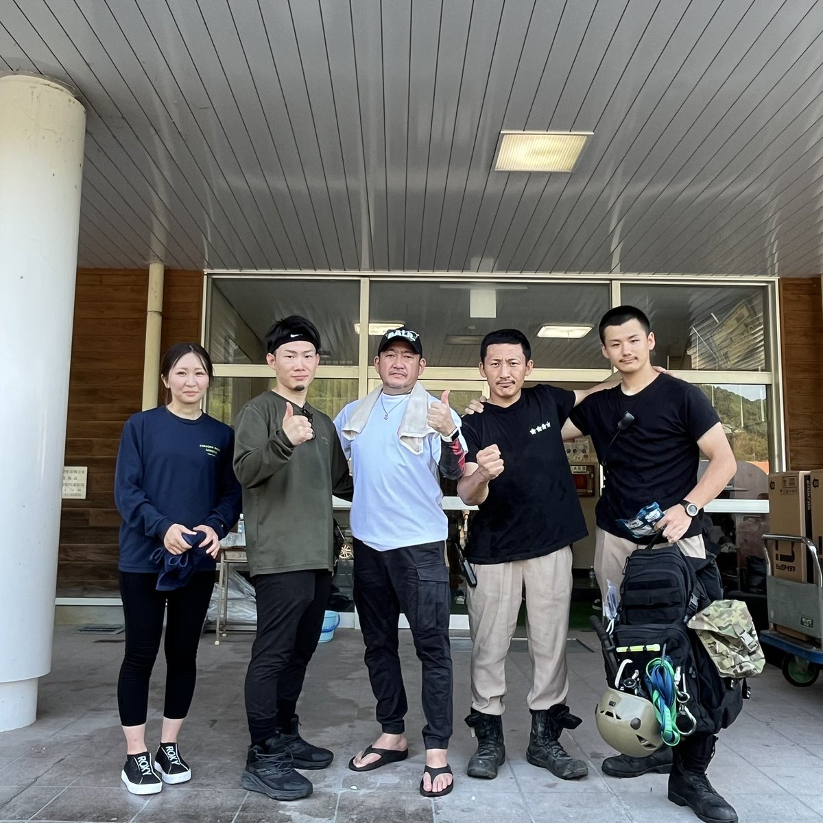 aikyousinbun's tweet photo. 本日の被災地
渋滞の悪化を招かないよう国道3号線、県道227以外を使ったので渋滞はありませんでした。
電気は復旧しましたが、道路に落ちた電線が通電していて危険でした。
被災者は「熊本市も大変なことになってる」と思ってる人が多いので「店もコンビニも開いてます！」と伝えました。 https://t.co/F0i9cqeQg8