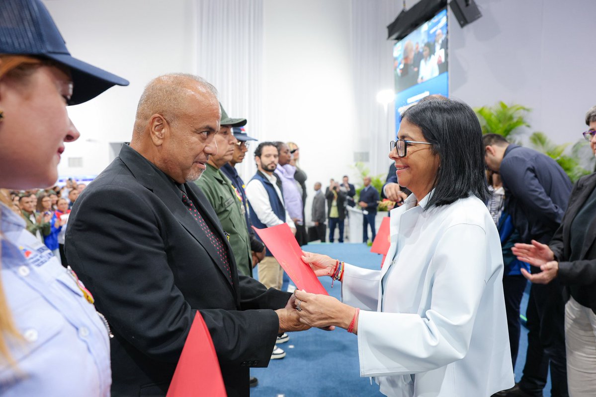 plasenciafelixr's tweet photo. Fue un profundo honor acompañar a nuestra presidenta @delcyrodriguezv en el emotivo acto de imposición de la condecoración «Héroe de Venezuela» a nuestros servidores públicos; un merecido reconocimiento a la valentía, el compromiso y la entrega incansable de quienes dieron un paso al frente tras el doble sismo del pasado 24 de junio.

Esta alta distinción rinde homenaje a nuestros rescatistas, brigadas de Protección Civil, cuerpos de seguridad ciudadana, unidades caninas, al dedicado personal de nuestra Cancillería y a los servidores públicos de los distintos organismos del Estado que se sumaron a esta noble misión. Cada uno de ellos encarnó la solidaridad en su máxima expresión, coordinando esfuerzos con eficiencia, vocación de servicio y profundo sentido humano para proteger a nuestro pueblo en el momento en que más lo necesitaba.