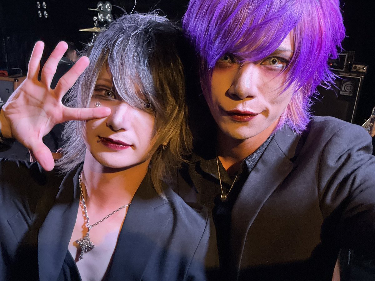 0meimi0's tweet photo. 8月1日助けてくれたメンバー。
色々バンドやってたら大変だし
それでもガムシャラにやってんのは
まじですごいと思うんですよ。

どの道に進もうがなんとかなるし
君たちは最高の仲間なのだ。

元気でいてくれたらそれでええ！

ただ加工の仕方を忘れた！
俺を許してくれぇ！！ https://t.co/FPGSsPpJPX