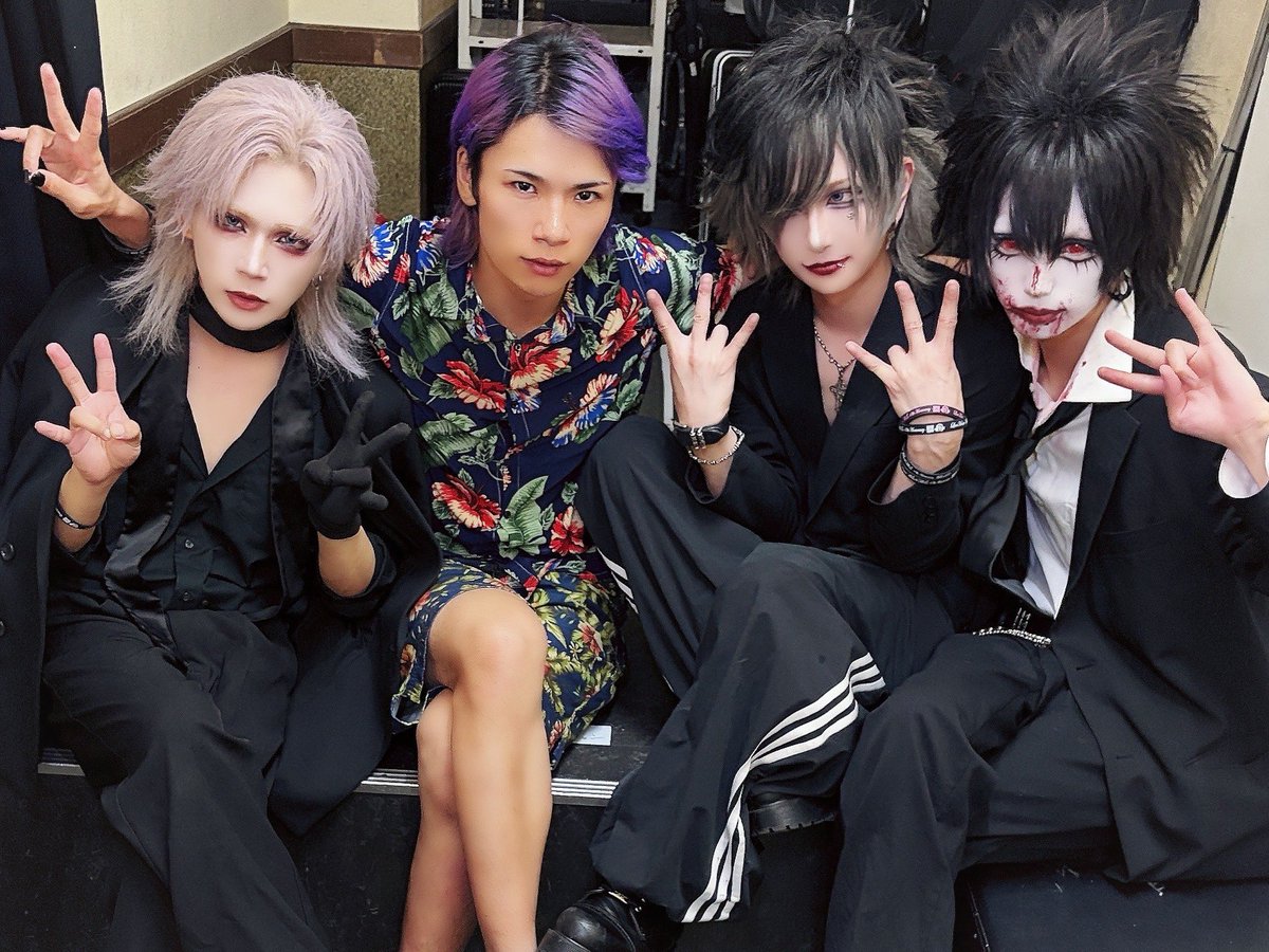 0meimi0's tweet photo. 8月1日助けてくれたメンバー。
色々バンドやってたら大変だし
それでもガムシャラにやってんのは
まじですごいと思うんですよ。

どの道に進もうがなんとかなるし
君たちは最高の仲間なのだ。

元気でいてくれたらそれでええ！

ただ加工の仕方を忘れた！
俺を許してくれぇ！！ https://t.co/FPGSsPpJPX