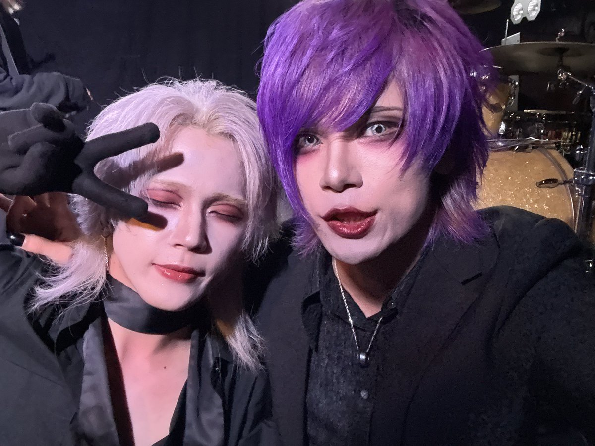 0meimi0's tweet photo. 8月1日助けてくれたメンバー。
色々バンドやってたら大変だし
それでもガムシャラにやってんのは
まじですごいと思うんですよ。

どの道に進もうがなんとかなるし
君たちは最高の仲間なのだ。

元気でいてくれたらそれでええ！

ただ加工の仕方を忘れた！
俺を許してくれぇ！！ https://t.co/FPGSsPpJPX