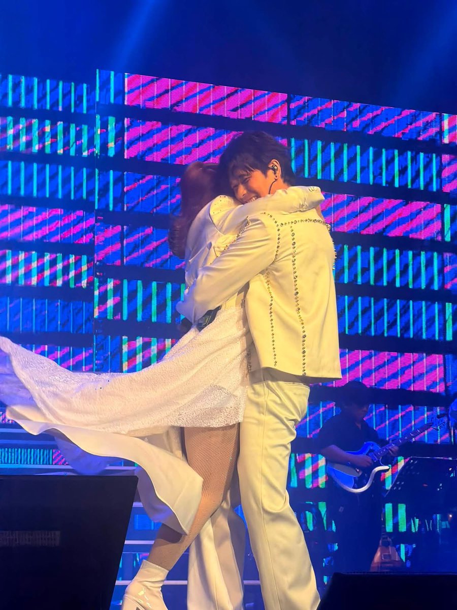hzpinkk's tweet photo. yung #1 urong sulong truther, napagbigyan! kaya ang saya saya niya while performing eh https://t.co/6kALCgCHWI