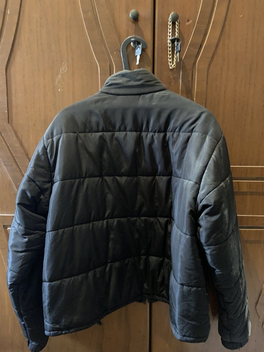 vixienn3's tweet photo. volume 2! w masih ada dua jaket yang jarang kesentuh hhhh jadi w mau jual. Ini jaket puffer udah jarang kepake. masing-masing Rp120.000 aja. nego gaskan #preloved #jaket #dripjaktim https://t.co/YtkYT7RHWF