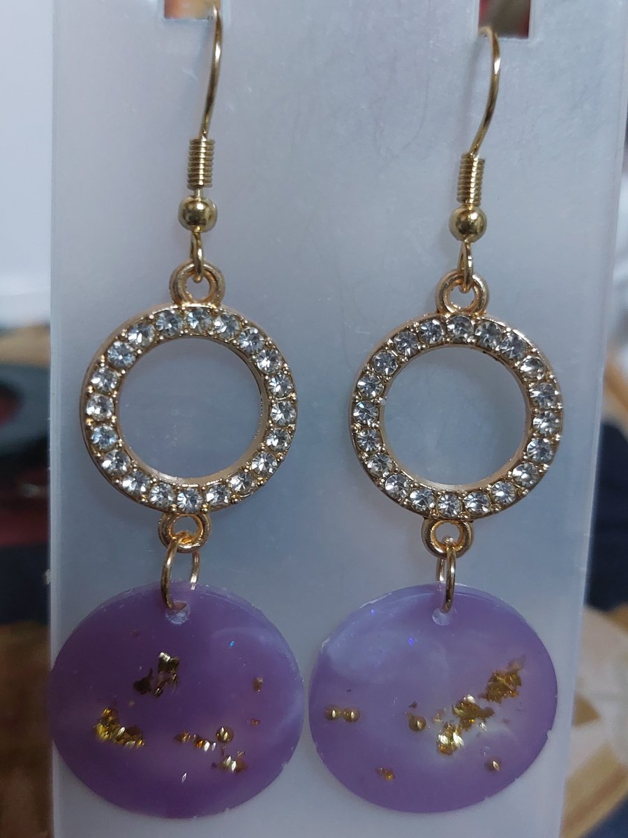 fuukoubou's tweet photo. レジンで作った大きめのチャームにキラキラは必須だね。
フックはサージカルです。個人差はありますがアレルギー対応です。。
#サージカルピアス https://t.co/uDM4oDuZpX