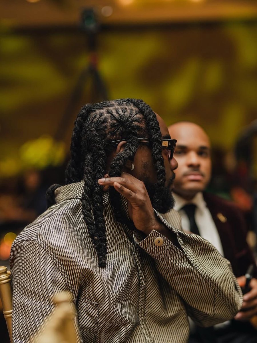 BadestMelanin's tweet photo. Hair style x darkskin https://t.co/5DmZEJfN97