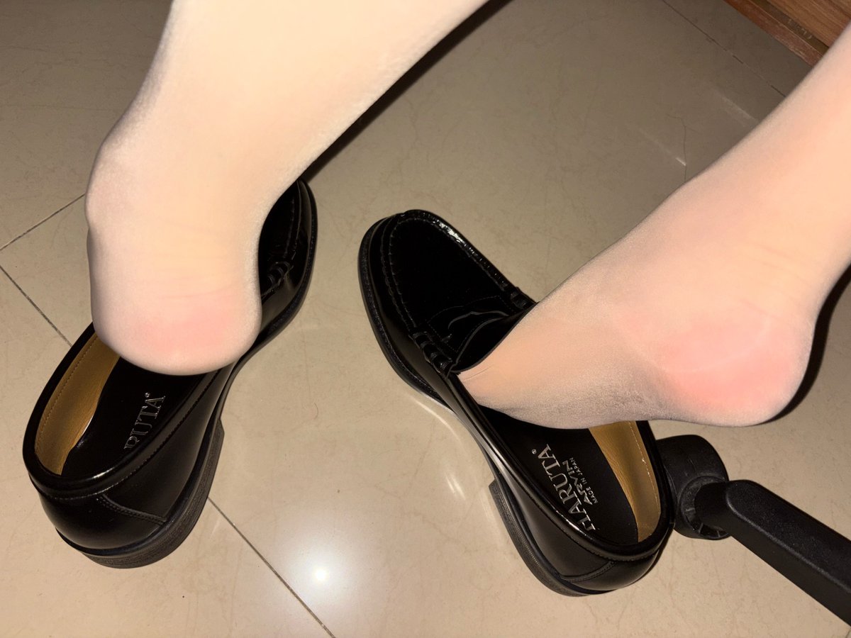 K1ta_Ikuyo's tweet photo. 来点你们最爱的饭盒😌
#男娘 #femboy #丝袜 #足交 https://t.co/NAP2ZIudZ0