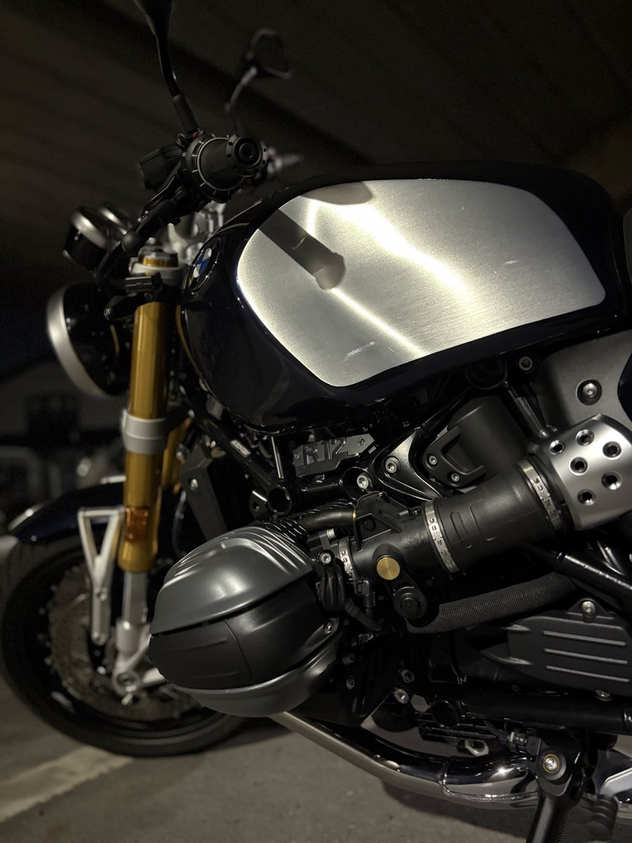 MotorradTokyo_B's tweet photo. BMW Motorrad伝統のボクサーツイン。
電子制御少なめの、操る楽しさを感じさせてくれるthe単車❣️といったR12nineT。
R12と共に、試乗車ご用意しております🙌
夏こそロードスター‼️野太いエキゾーストサウンドをぜひ味見しにいらしてください✨😆
#R12nineT
#R12
#MakeLifeARide
#MotorradTokyoBay https://t.co/s468Dyosdc