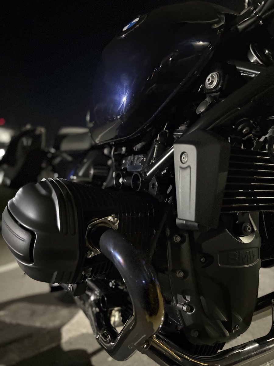 MotorradTokyo_B's tweet photo. BMW Motorrad伝統のボクサーツイン。
電子制御少なめの、操る楽しさを感じさせてくれるthe単車❣️といったR12nineT。
R12と共に、試乗車ご用意しております🙌
夏こそロードスター‼️野太いエキゾーストサウンドをぜひ味見しにいらしてください✨😆
#R12nineT
#R12
#MakeLifeARide
#MotorradTokyoBay https://t.co/s468Dyosdc