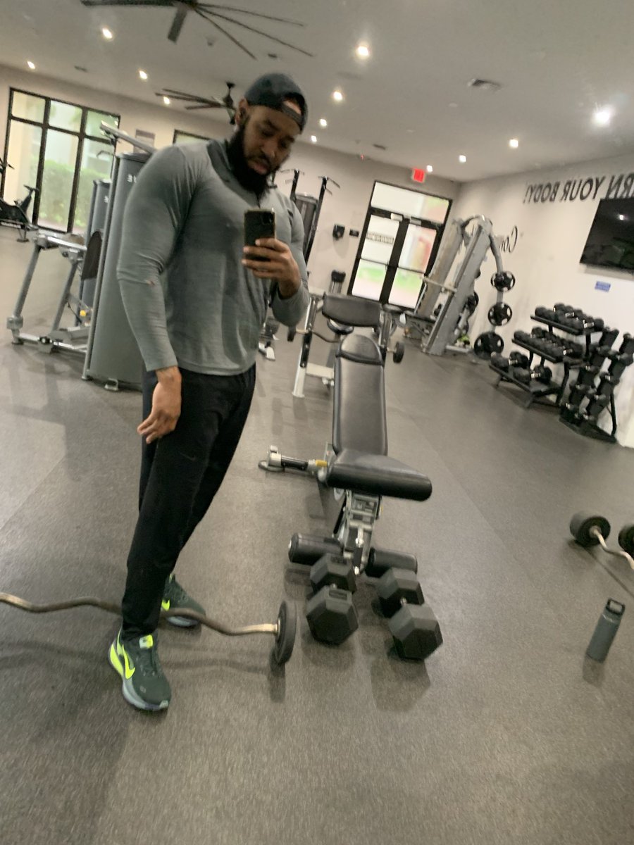 Koolbeans37347's tweet photo. #earlysession #gym # gainz https://t.co/sjVJZNQE9g