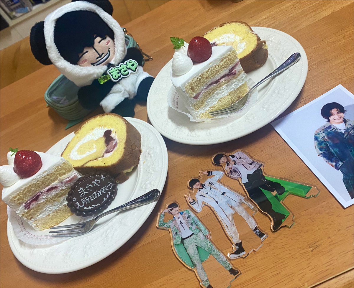 rainbowroad_811's tweet photo. ろうそく10本燃え盛る🎂
おめでとう🥰

#佐野晶哉入所10周年 https://t.co/fVz4EF7d5V