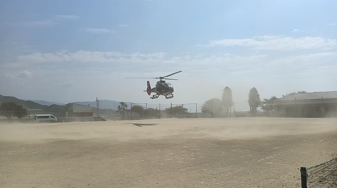 SpaceAviation_J's tweet photo. 【熊本地震支援活動】
災害時、避難場所となる学校の校庭は、救援物資や医療搬送のためのヘリコプター着陸地点にもなります。（もちろん場外離着陸許可を取得した上で運用しています。）

本来であれば散水して砂ぼこりの飛散を抑えたいところですが、被災地では水そのものが貴重な資源となるため、十分な対応ができないこともあります。

だからこそ、平時から学校の校庭などを「防災インフラ」として活用する仕組みづくりが重要だと考えています。

日常的な訓練や実証を積み重ねておくことで、有事には迷うことなく着陸し、人や物資を迅速に届けることができます。

災害はいつ起こるか分かりません。平時の備えが、災害時の初動を大きく左右します。 
#防災 #ヘリコプター #BCP #災害対応