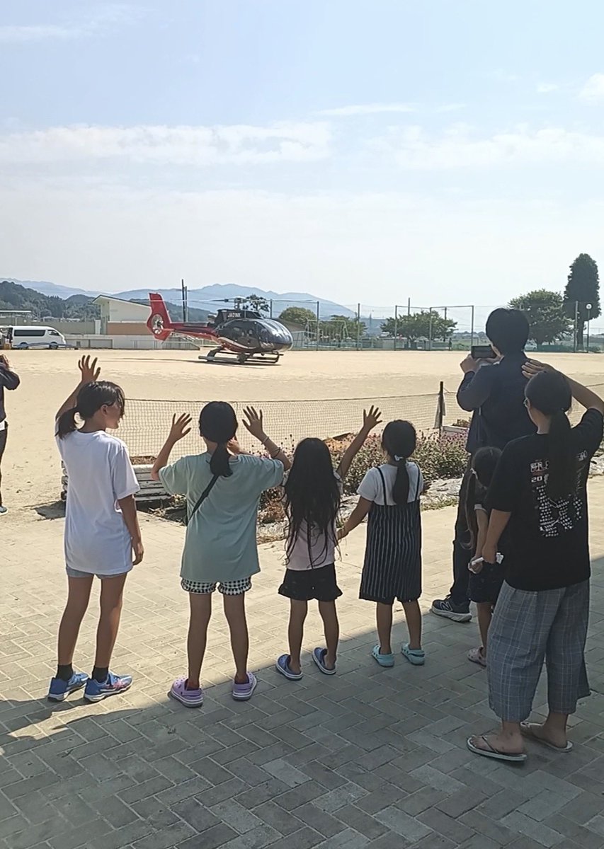 SpaceAviation_J's tweet photo. 【熊本地震支援活動】
災害時、避難場所となる学校の校庭は、救援物資や医療搬送のためのヘリコプター着陸地点にもなります。（もちろん場外離着陸許可を取得した上で運用しています。）

本来であれば散水して砂ぼこりの飛散を抑えたいところですが、被災地では水そのものが貴重な資源となるため、十分な対応ができないこともあります。

だからこそ、平時から学校の校庭などを「防災インフラ」として活用する仕組みづくりが重要だと考えています。

日常的な訓練や実証を積み重ねておくことで、有事には迷うことなく着陸し、人や物資を迅速に届けることができます。

災害はいつ起こるか分かりません。平時の備えが、災害時の初動を大きく左右します。 
#防災 #ヘリコプター #BCP #災害対応
