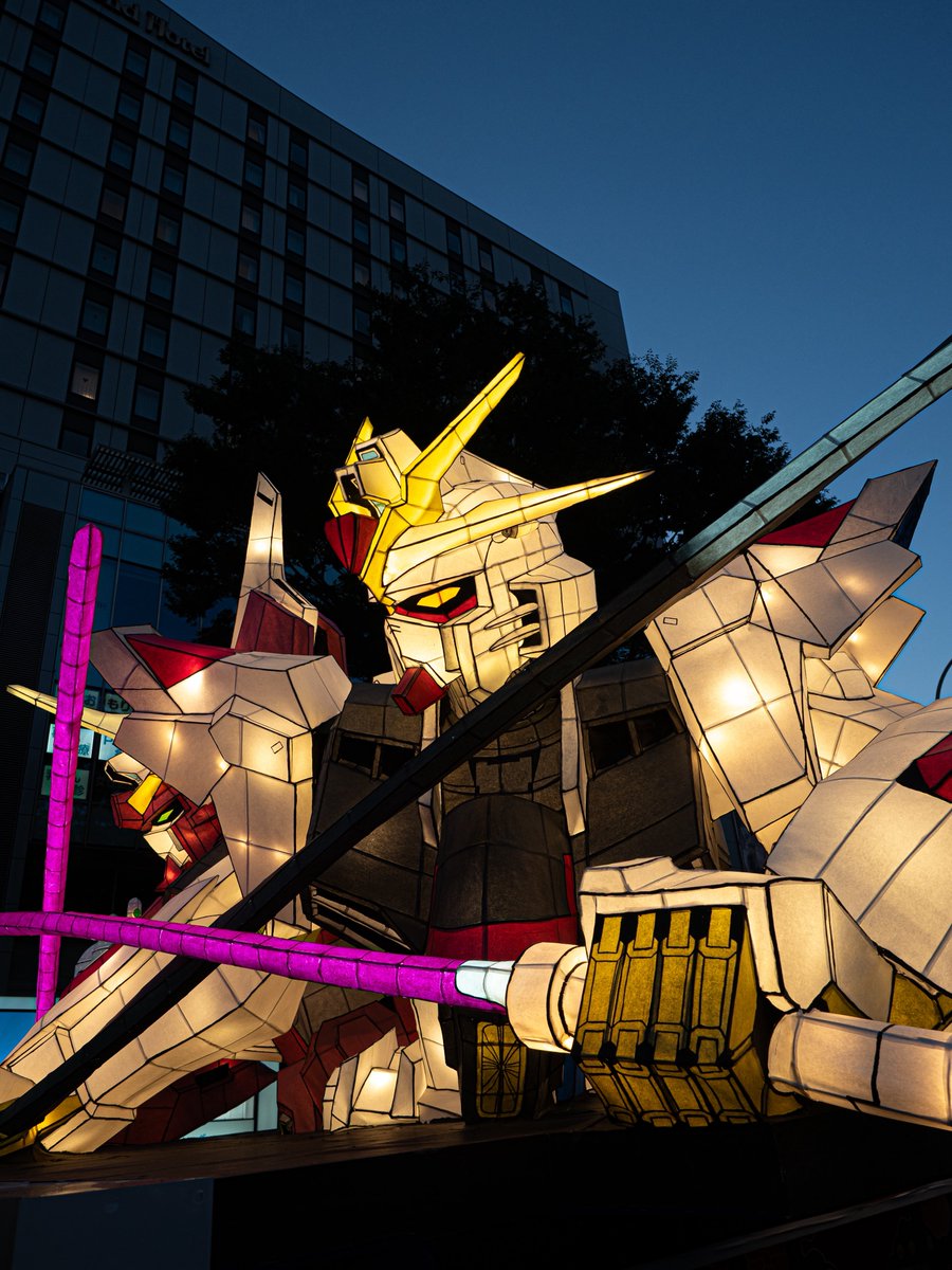 yoshi115t's tweet photo. 【ガンダムお祭りプロジェクト】第1弾
『機動戦士ガンダムSEED FREEDOM』
「ガンダムSEEDねぶた」

ねぶた、1日目が始まりました！
暗くなり始めると、ガンダムねぶたにも照明が灯りました。
細かな写真は、このツイートに続けていきます。
#ガンダムお祭りプロジェクト
#ガンダムSEEDねぶた https://t.co/mioSDvMaJI