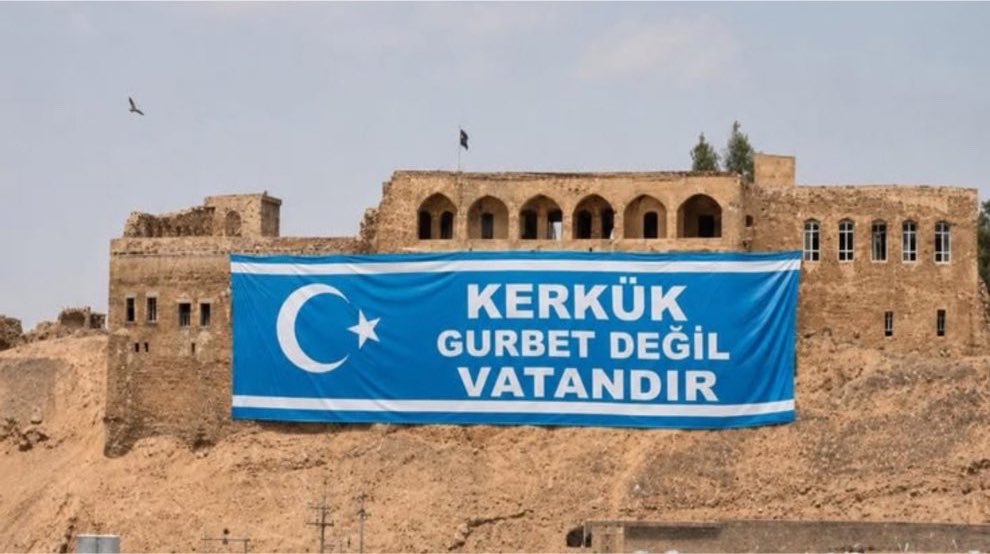 Hydikm's tweet photo. مراقبين: إذا كان الأداء هو معيار التقييم فإن تجربة محافظ كركوك السابق الكردي رغم كونه انفصالي حاله حال جميع الاكراد الا انه ادار المحافظة دون فرض هوية قومية واحدة أو التعامل مع مكون على حساب آخر.. ولكن التركمان بعد ان استلموا اول منصب تنفيذي رفيع في الدولة العراقية منذ 100 عام وهو محافظ كركوك اول شيء فعله المحافظ هو ضم كركوك الى مدن العالم التركي ثم بدأ بشكر اردوغان لايصاله للمنصب بدلا من الاتفاقيات الوطنية الداخلية واعضاء المجلس المنتخبين من الشعب الى جانب انه يقيم في تركيا اكثر من كركوك مما يؤكد ان تجربة التركمان فاشلة ومع قرب استبدال المحافظ بمحافظ عربي يجب ان لا تتكرر مطلقا تجربة منح منصب لتركماني في العراق كون البلاد لا تحتاج لذيول جدد ومكتفية بالذيول الشيعة والسنة