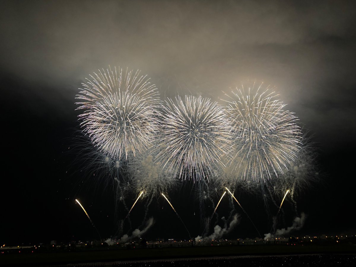 haruiti_2's tweet photo. 長岡花火大会に初めて行ってきました〜！風が弱いのと雲で超ドデか花火は隠れて全部は見えなかったのが残念でしたが、確かに一度見た方がいいと言われる理由がよく分かりました🥹 https://t.co/EqAfUcN3tD