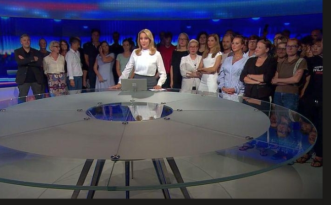 zver_martin's tweet photo. Povolilno dogajanje, sestavljanje vlade
in nazadnje še poročanje o proslavi in dogodivščinah ob 35-ih letih samostojnosti Slovenije, je spet pokazalo, da ima javni zavod RTV Slovenija akutni, osnovni sistemski problem, ki ogroža njegov obstoj: 

zaposleni – od direktorjev, urednikov, mnogih novinarjev enostavno dnevno, zavestno (nekateri morda tudi nezavestno, ker ga sploh ne poznajo) kršijo zakon o RTV Slovenija. Ta namreč  določa, javni zavod “zagotavlja verodostojne in nepristranske informativne oddaje, s katerimi celovito obvešča o političnem dogajanju doma in v zamejstvu, o pomembnih dogodkih v preostalih evropskih državah, zlasti članicah Evropske unije, in o pomembnih svetovnih temah tako, da posredovane vsebine omogočajo objektivno javno obveščenost državljanov Republike Slovenije”. Tega ta zavod več kot očitno ne počne.