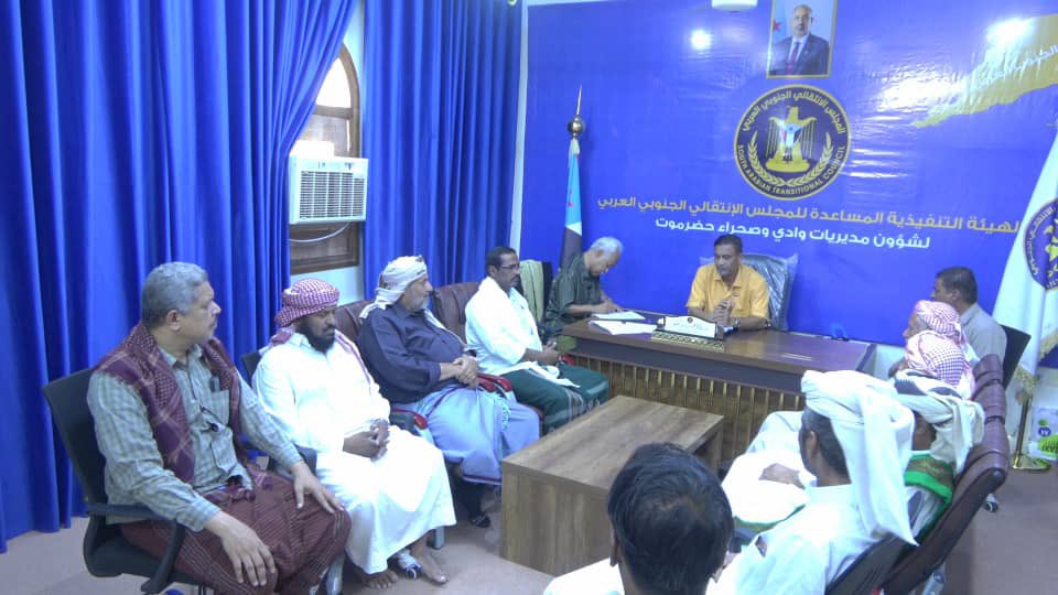 STC_Wadi_HD's tweet photo. التميمي يلتقي مدير عام مديرية رخية وعدداً من #مشائخ ومناصب وأعيان وادي وصحراء #حضرموت .

سيئون – إدارة الإعلام والثقافة بالهيئة التنفيذية المساعدة للمجلس الانتقالي الجنوبي العربي لشؤون مديريات وادي وصحراء حضرموت

التقى الأستاذ عبدالملك محسن التميمي، عضو هيئة رئاسة المجلس الانتقالي الجنوبي العربي، رئيس الهيئة التنفيذية المساعدة لشؤون مديريات وادي وصحراء حضرموت، اليوم الأحد، في مقر الهيئة، مدير عام مديرية رخية عبدالخالق أحمد حيدرة، وعدداً من مشائخ ومناصب وأعيان وادي وصحراء حضرموت، وذلك في إطار تعزيز التواصل والتنسيق مع القيادات المجتمعية والشخصيات الاجتماعية في الوادي والصحراء.

وفي مستهل اللقاء، رحب التميمي بالحاضرين، معبراً عن سعادته بهذه الزيارة التي تجسد روح التلاحم والتقارب بين مختلف المكونات والمرجعيات الاجتماعية في حضرموت، مؤكداً أهمية استمرار مثل هذه اللقاءات لما لها من أثر في توحيد الجهود وخدمة قضايا أبناء حضرموت والجنوب.

وأشاد التميمي بزيارة مدير عام مديرية رخية ومشائخ ومناصب وأعيان وادي وصحراء حضرموت إلى مقر الهيئة، معتبراً أنها تعكس الحرص المشترك على تعزيز أواصر التعاون والتشاور، وترسيخ الشراكة الوطنية الهادفة إلى خدمة المواطنين والدفاع عن تطلعاتهم، وبما يسهم في تعزيز الاصطفاف الوطني الجنوبي.

وثمن التميمي الجهود التي يبذلها مدير عام مديرية رخية عبدالخالق أحمد حيدرة في خدمة أبناء المديرية، ودوره في متابعة احتياجات المواطنين وتعزيز الاستقرار، مشيداً بروح التعاون التي يبديها مع مختلف الجهات بما يخدم المصلحة العامة.

كما استمع التميمي إلى مداخلات وآراء مشائخ ومناصب وأعيان وادي وصحراء حضرموت، وكلا من : محمد سليمان بن حريز، وصالح سعيد بايعشوت، وهادي البخيت العامري، وعامر سلامة بن حريز، وسالم بن هادي باسلامة، وجنيد عمر باوزير ، الذين أكدوا أهمية توحيد الصفوف والعمل بروح الفريق الواحد، وتعزيز التلاحم بين أبناء حضرموت، وتوظيف كافة الإمكانيات والطاقات التي تتقاطع مع أهداف المجلس الانتقالي الجنوبي العربي، بما يخدم القضية الجنوبية ويعزز من حضورها على مختلف المستويات.

وأكد اللقاء على أهمية استمرار التنسيق والتشاور بين الهيئة التنفيذية المساعدة والقيادات المجتمعية، والعمل المشترك لمواجهة التحديات، بما يحقق تطلعات أبناء حضرموت والجنوب.

واختتم اللقاء بالتاكيد على إخراج ما يُسمى بقوات الطوارئ اليمنية من حضرموت، ورفض قرار  رشاد العليمي رقم (11) لسنة 2026 بشأن فرض الرسوم الجمركية، إلى جانب رفض خارطة الطريق المتفق عليها في مسقط، باعتبارها لا تلبي تطلعات شعب الجنوب وحقوقه الوطنية.

حضر اللقاء ، عدد من أعضاء الهيئة التنفيذية المساعدة لشؤون مديريات وادي وصحراء حضرموت.

صفحتنا على تويتر "الهيئة التنفيذية المساعدة للمجلس الانتقالي الجنوبي لشؤون مديريات وادي وصحراء حضرموت "
https://t.co/7Zflio35Ru

صفحتنا على الفيس بوك " الهيئة التنفيذية المساعدة للمجلس الانتقالي لشؤون مديريات وادي وصحراء حضرموت "
https://t.co/4lvsW9P92t