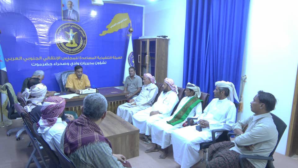 STC_Wadi_HD's tweet photo. التميمي يلتقي مدير عام مديرية رخية وعدداً من #مشائخ ومناصب وأعيان وادي وصحراء #حضرموت .

سيئون – إدارة الإعلام والثقافة بالهيئة التنفيذية المساعدة للمجلس الانتقالي الجنوبي العربي لشؤون مديريات وادي وصحراء حضرموت

التقى الأستاذ عبدالملك محسن التميمي، عضو هيئة رئاسة المجلس الانتقالي الجنوبي العربي، رئيس الهيئة التنفيذية المساعدة لشؤون مديريات وادي وصحراء حضرموت، اليوم الأحد، في مقر الهيئة، مدير عام مديرية رخية عبدالخالق أحمد حيدرة، وعدداً من مشائخ ومناصب وأعيان وادي وصحراء حضرموت، وذلك في إطار تعزيز التواصل والتنسيق مع القيادات المجتمعية والشخصيات الاجتماعية في الوادي والصحراء.

وفي مستهل اللقاء، رحب التميمي بالحاضرين، معبراً عن سعادته بهذه الزيارة التي تجسد روح التلاحم والتقارب بين مختلف المكونات والمرجعيات الاجتماعية في حضرموت، مؤكداً أهمية استمرار مثل هذه اللقاءات لما لها من أثر في توحيد الجهود وخدمة قضايا أبناء حضرموت والجنوب.

وأشاد التميمي بزيارة مدير عام مديرية رخية ومشائخ ومناصب وأعيان وادي وصحراء حضرموت إلى مقر الهيئة، معتبراً أنها تعكس الحرص المشترك على تعزيز أواصر التعاون والتشاور، وترسيخ الشراكة الوطنية الهادفة إلى خدمة المواطنين والدفاع عن تطلعاتهم، وبما يسهم في تعزيز الاصطفاف الوطني الجنوبي.

وثمن التميمي الجهود التي يبذلها مدير عام مديرية رخية عبدالخالق أحمد حيدرة في خدمة أبناء المديرية، ودوره في متابعة احتياجات المواطنين وتعزيز الاستقرار، مشيداً بروح التعاون التي يبديها مع مختلف الجهات بما يخدم المصلحة العامة.

كما استمع التميمي إلى مداخلات وآراء مشائخ ومناصب وأعيان وادي وصحراء حضرموت، وكلا من : محمد سليمان بن حريز، وصالح سعيد بايعشوت، وهادي البخيت العامري، وعامر سلامة بن حريز، وسالم بن هادي باسلامة، وجنيد عمر باوزير ، الذين أكدوا أهمية توحيد الصفوف والعمل بروح الفريق الواحد، وتعزيز التلاحم بين أبناء حضرموت، وتوظيف كافة الإمكانيات والطاقات التي تتقاطع مع أهداف المجلس الانتقالي الجنوبي العربي، بما يخدم القضية الجنوبية ويعزز من حضورها على مختلف المستويات.

وأكد اللقاء على أهمية استمرار التنسيق والتشاور بين الهيئة التنفيذية المساعدة والقيادات المجتمعية، والعمل المشترك لمواجهة التحديات، بما يحقق تطلعات أبناء حضرموت والجنوب.

واختتم اللقاء بالتاكيد على إخراج ما يُسمى بقوات الطوارئ اليمنية من حضرموت، ورفض قرار  رشاد العليمي رقم (11) لسنة 2026 بشأن فرض الرسوم الجمركية، إلى جانب رفض خارطة الطريق المتفق عليها في مسقط، باعتبارها لا تلبي تطلعات شعب الجنوب وحقوقه الوطنية.

حضر اللقاء ، عدد من أعضاء الهيئة التنفيذية المساعدة لشؤون مديريات وادي وصحراء حضرموت.

صفحتنا على تويتر "الهيئة التنفيذية المساعدة للمجلس الانتقالي الجنوبي لشؤون مديريات وادي وصحراء حضرموت "
https://t.co/7Zflio35Ru

صفحتنا على الفيس بوك " الهيئة التنفيذية المساعدة للمجلس الانتقالي لشؤون مديريات وادي وصحراء حضرموت "
https://t.co/4lvsW9P92t