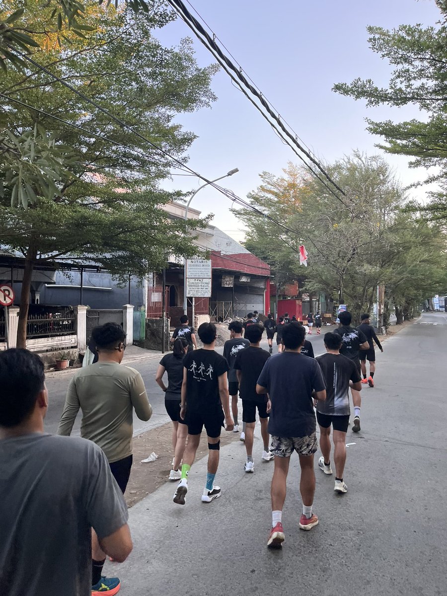 dipopotamuss's tweet photo. you either die a hero or live long enough to join a running club in your mid-20s - harvey dent (probably) https://t.co/kRlWuq2Kdu