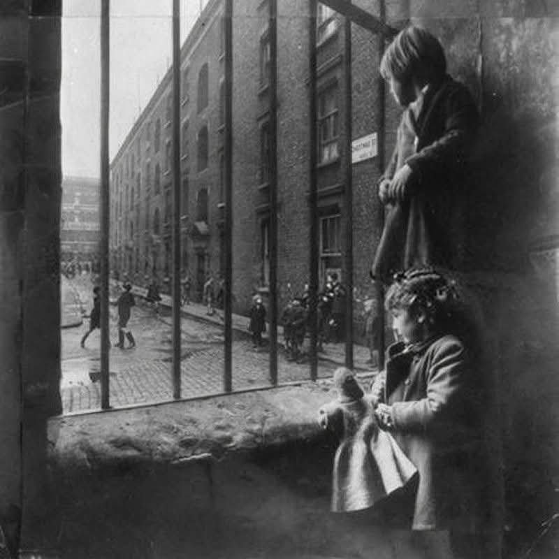 Lost___London's tweet photo. Christmas Street, SE1, 1946.

📷 Charles Hewitt https://t.co/a6YN1mtTDU