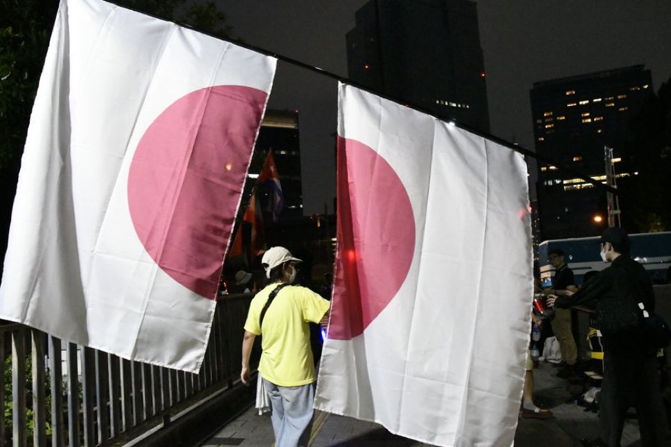 7Znv478Zu8TnSWj's tweet photo. ね？
こういう基地外がいるから、国旗損壊罪ができたんだよ。 https://t.co/BqoG7rQB56