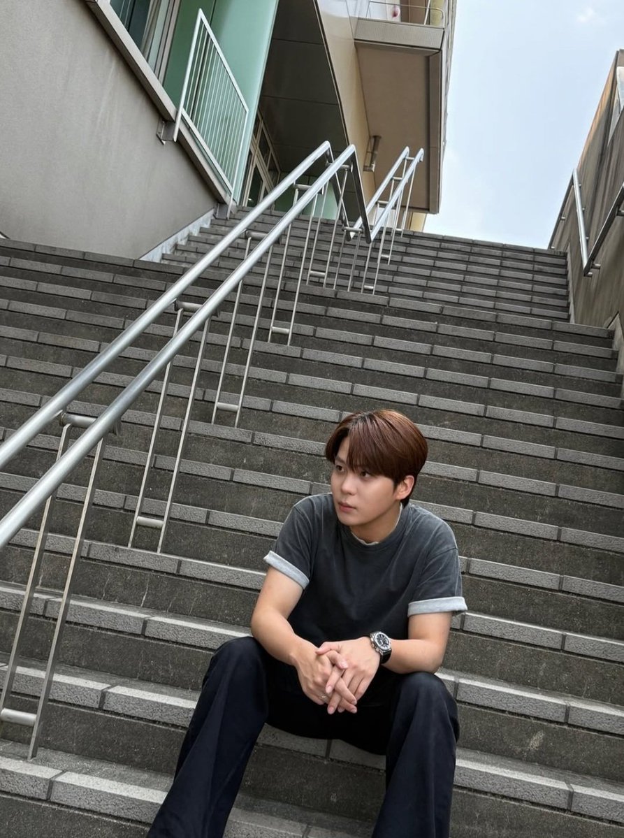 jjongmonggg's tweet photo. 종호가 시계 찬 게 잘 보이는 사진이 너무 좋아 https://t.co/KqgjgoMxbP