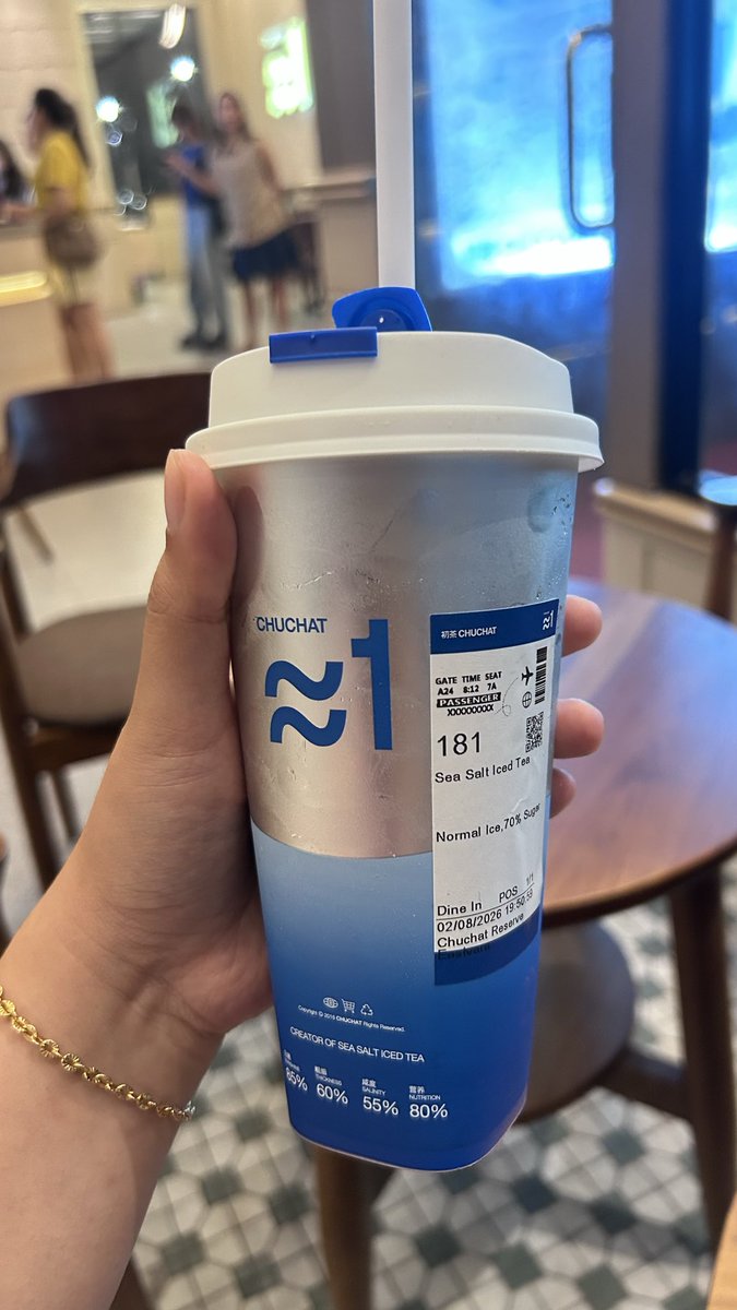 kurowander's tweet photo. FOMO per-tea-an dikit, but Teazzi is still my go-to 🧋🤍 😭🥲 ini kyk laut bgt https://t.co/eYznVX7tS1