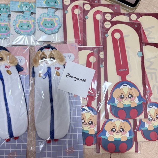 mmgomee's tweet photo. พร้อมส่ง /นัดรับหน้างานตอนนี้ได้ค่ะ

• Rubber Bag tag เวสลีย์ : 250 (จาก 390) 

• plush pencil กระเป๋าดินสอ : 490 (จาก 590)

#งานมหกรรมนิยายนานาชาติ2026xgmmtv
#WESLEY #ตลาดนัดวิลเลี่ยมเอส #ตลาดนัดปอนด์ภูวินทร์ #ตลาดนัดLYKN https://t.co/D8tvA7WhVL