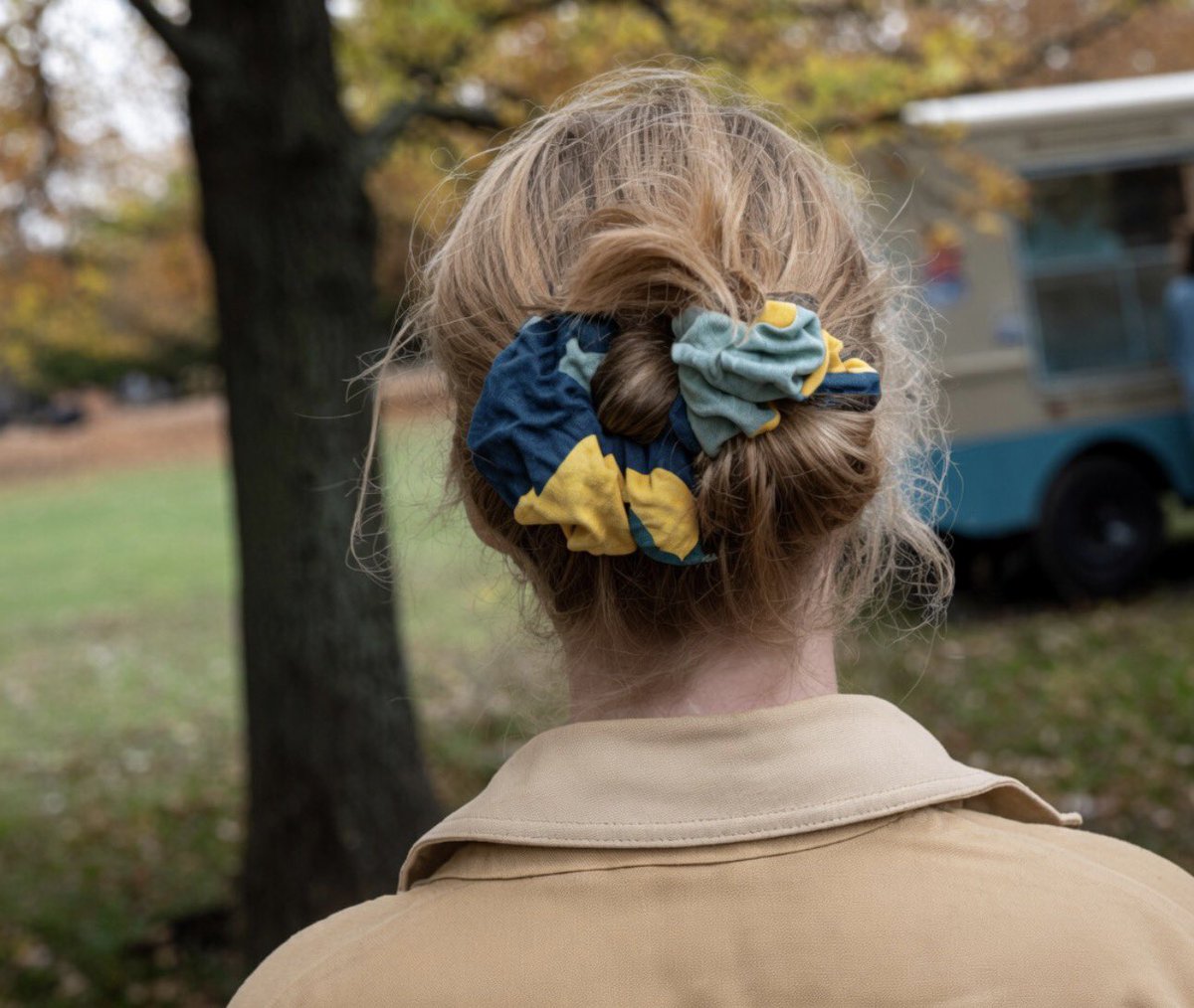 nikeyspace's tweet photo. Am I the only one that noticed that the girl on the bus that Peter got slammed into looks like rogue and also the scrunchie Sara was wearing and they kept focusing on had Rogues colors? I know it wouldn't make sense but I swear those were rogues colors https://t.co/P3Vzhv6a0K