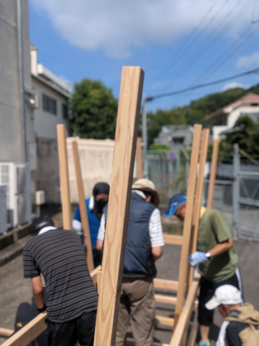 terumitsu1971's tweet photo. 地元の精霊船製作が始まり、お手伝い。炎天下の熱中症対策は万全にしたつもりですが酷暑の作業はハードです。
午後は #桜馬場中学校オーケストラ部 の定期演奏会。定番の演奏に加えて、先生方や生徒のダンスもあり楽しい音楽の時間でした❗️
#精霊船
#桜馬場中学校 https://t.co/LWMoIYlPmO