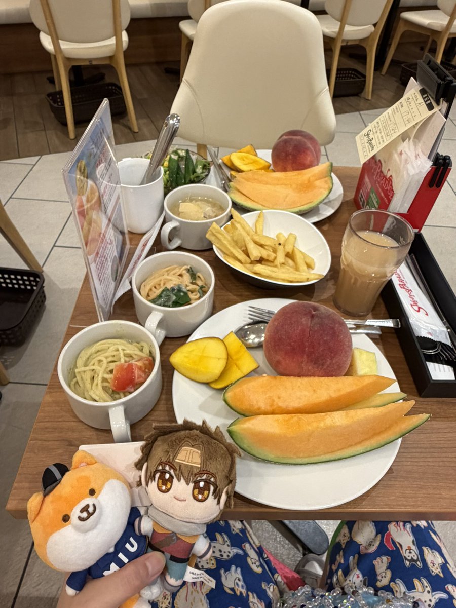 edybear3's tweet photo. 昨日はスイパラでフルーツ食べ放題のコースだったんだけど、暑い中ウロウロしてたからかしっかり食事系のものを食べたりして、いつもなら桃は2個とかは余裕で食べるのに1個しか食べられなかった……！めっちゃ甘かったからしょっぱいの欲しくなったというのもある、おにぎり美味しかった https://t.co/mmYnGGDSp6