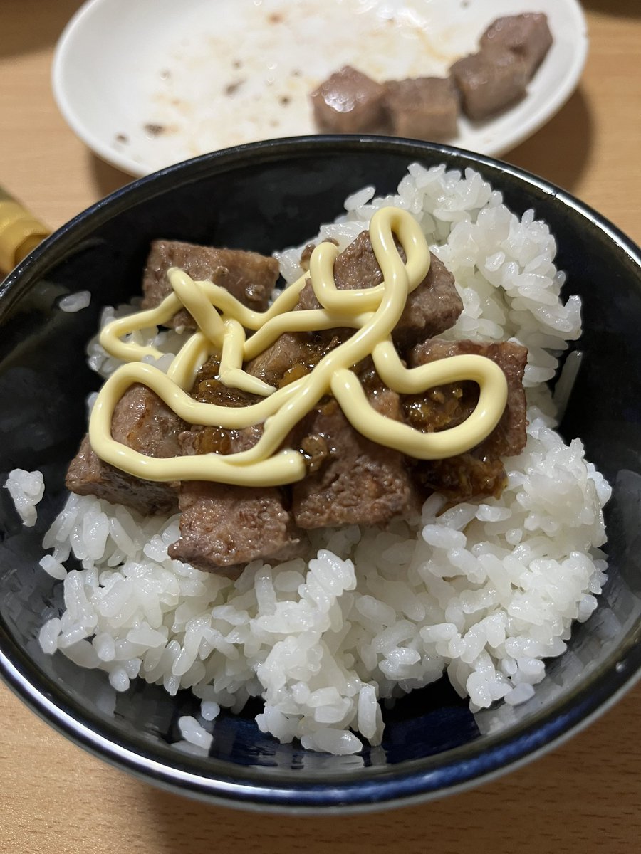 W_akabarezako's tweet photo. 背徳ニンニクマヨ醤油ドパがけ早死クラッシュサイコロステーキ丼 https://t.co/FpA5hWLpRf