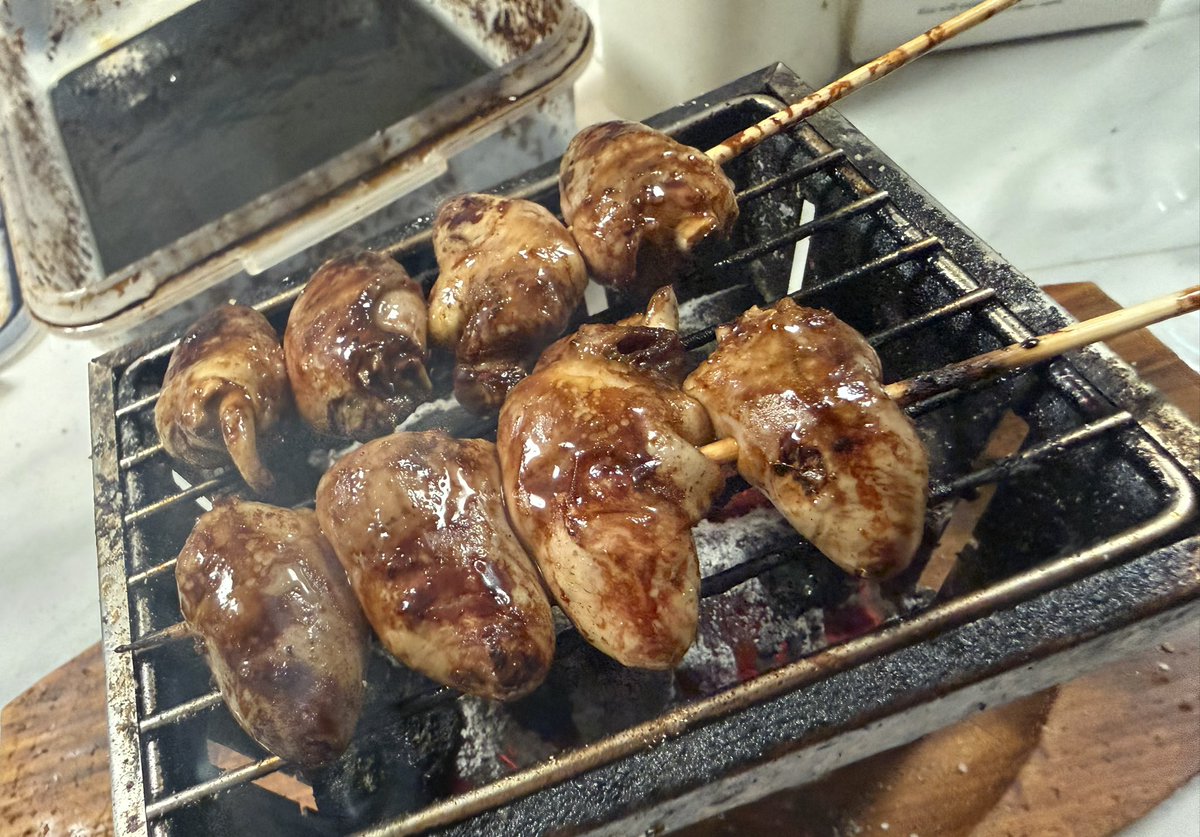 dokudoku0309's tweet photo. 鶏ハツくん美味すぎ..🐔
カットするより丸のままが美味い🫀
ハツくんをぶにゃぶにゃ押して、臭みの原因となる血の塊をなるべく排出😺
こうやって血液って全身に送られてるの？ってドキドキしちゃうね👦❣️ 人間のも美味いのかな🫀👹？w
沖縄の塩も、比内地鶏鶏ガラで作ったタ��どちらもいい✊🐸 https://t.co/Xus9OkV0BL