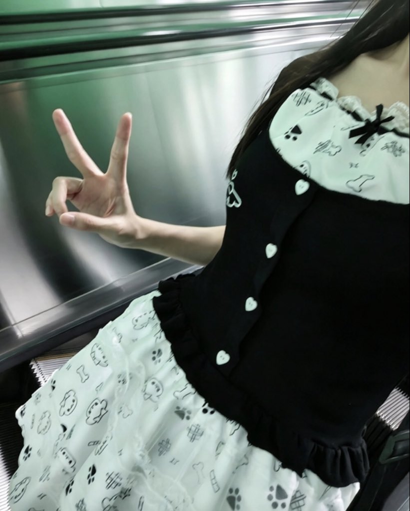 lee_dej's tweet photo. 今天出门玩，跟一个顺女撞衣服了，但她的胸好大，同一件衣服她穿出来好好看。我要是也有那么大的胸就好了😭 #男の娘 https://t.co/8qrPSr7tRW