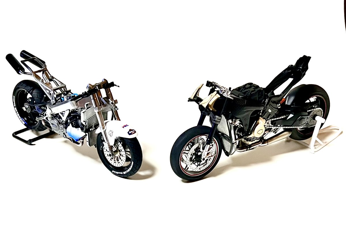 PEARLmodel's tweet photo. スーパーレッジェーラRacing
やっと自立まで。バイクのカッコよさはここから。同制作中のNRと。時代の違う片持ちモデルだが、どちらも作りごたえは充分。やっぱり個性のあるモデルは楽しいですね。
#バイクプラモ盛り上げ隊 https://t.co/2C7aO7HzAo