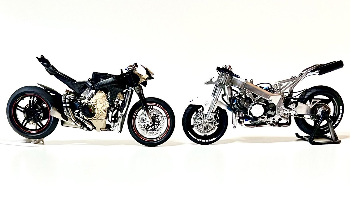 PEARLmodel's tweet photo. スーパーレッジェーラRacing
やっと自立まで。バイクのカッコよさはここから。同制作中のNRと。時代の違う片持ちモデルだが、どちらも作りごたえは充分。やっぱり個性のあるモデルは楽しいですね。
#バイクプラモ盛り上げ隊 https://t.co/2C7aO7HzAo