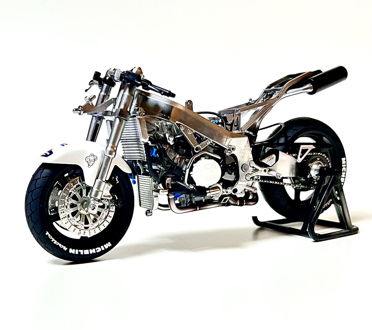 PEARLmodel's tweet photo. スーパーレッジェーラRacing
やっと自立まで。バイクのカッコよさはここから。同制作中のNRと。時代の違う片持ちモデルだが、どちらも作りごたえは充分。やっぱり個性のあるモデルは楽しいですね。
#バイクプラモ盛り上げ隊 https://t.co/2C7aO7HzAo