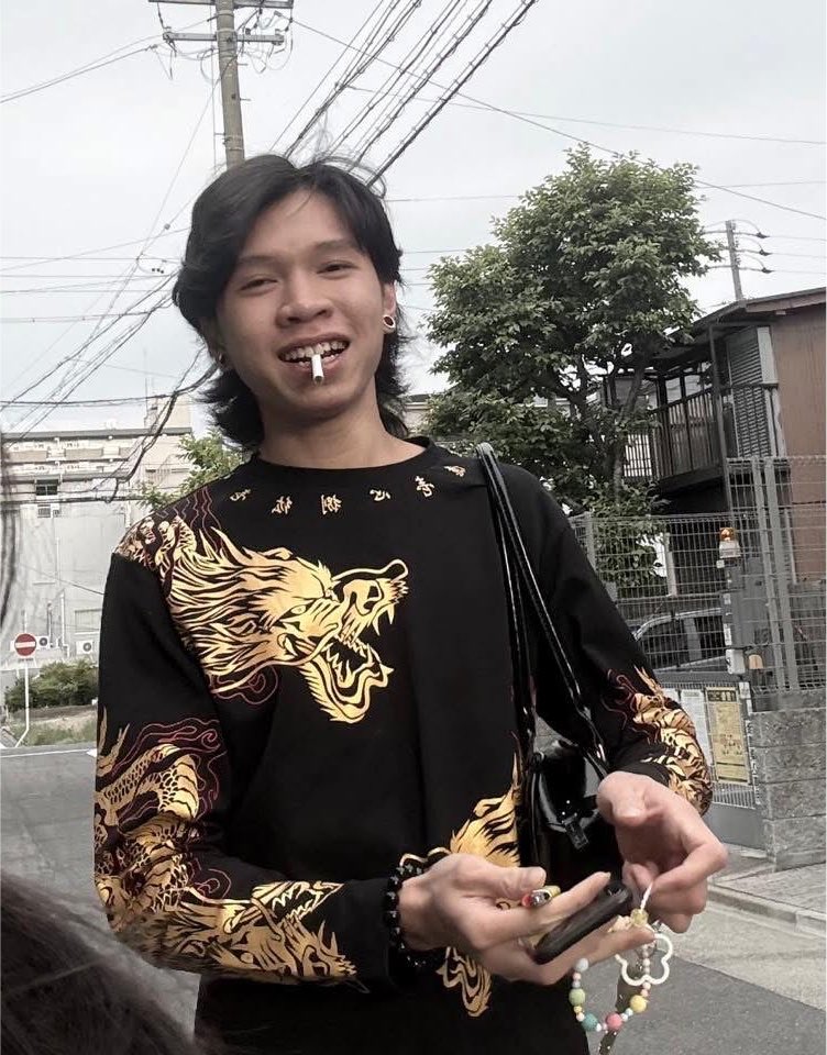 lico337's tweet photo. 名古屋在住、闇タトゥー職人グエン・クアン・フイさん🇻🇳

ベトナム南部ドンナイ省チャンボム市出身。
タトゥーでは就労資格の取得は難しいので、永住者・定住者・日本人配偶者・難民申請者など就労制限がない人くらいしかできないです。
納税してるのかな？
不法就労の可能性が極めて高いです。 https://t.co/FuOxw5uHg8