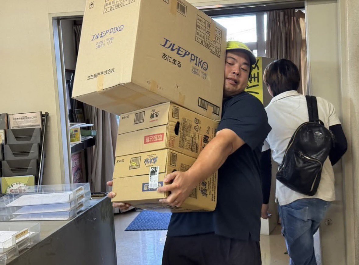Gintapi_kei's tweet photo. テレビを見て行動に移せず人を叩く人。行動をおこす事を批判する人。
この、へずまりゅうさんって方は
過去を清算して今（未来）を今、困ってる人を救おうと汗水流す人です。
かっこいいと思います。 https://t.co/UIEBTx77cL