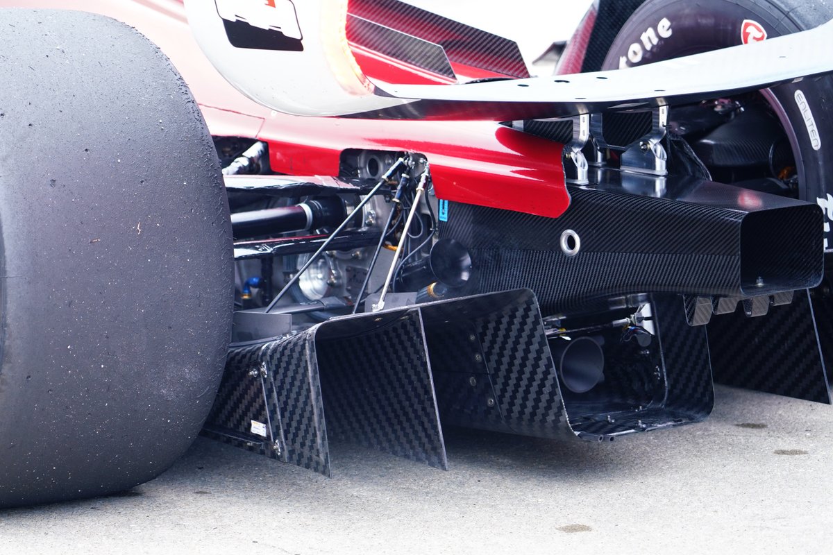 KevinDMotors's tweet photo. More images from the rear.

1-Large diffuser with removable pieces to adjust length, rear attenuator crash structure
2-Compact gearbox and center rear wing mounting points
3-Integrated wing lights, shapely side floor profile
4-Clear engine cover with cooling slots https://t.co/3s5AjQ4Mrt