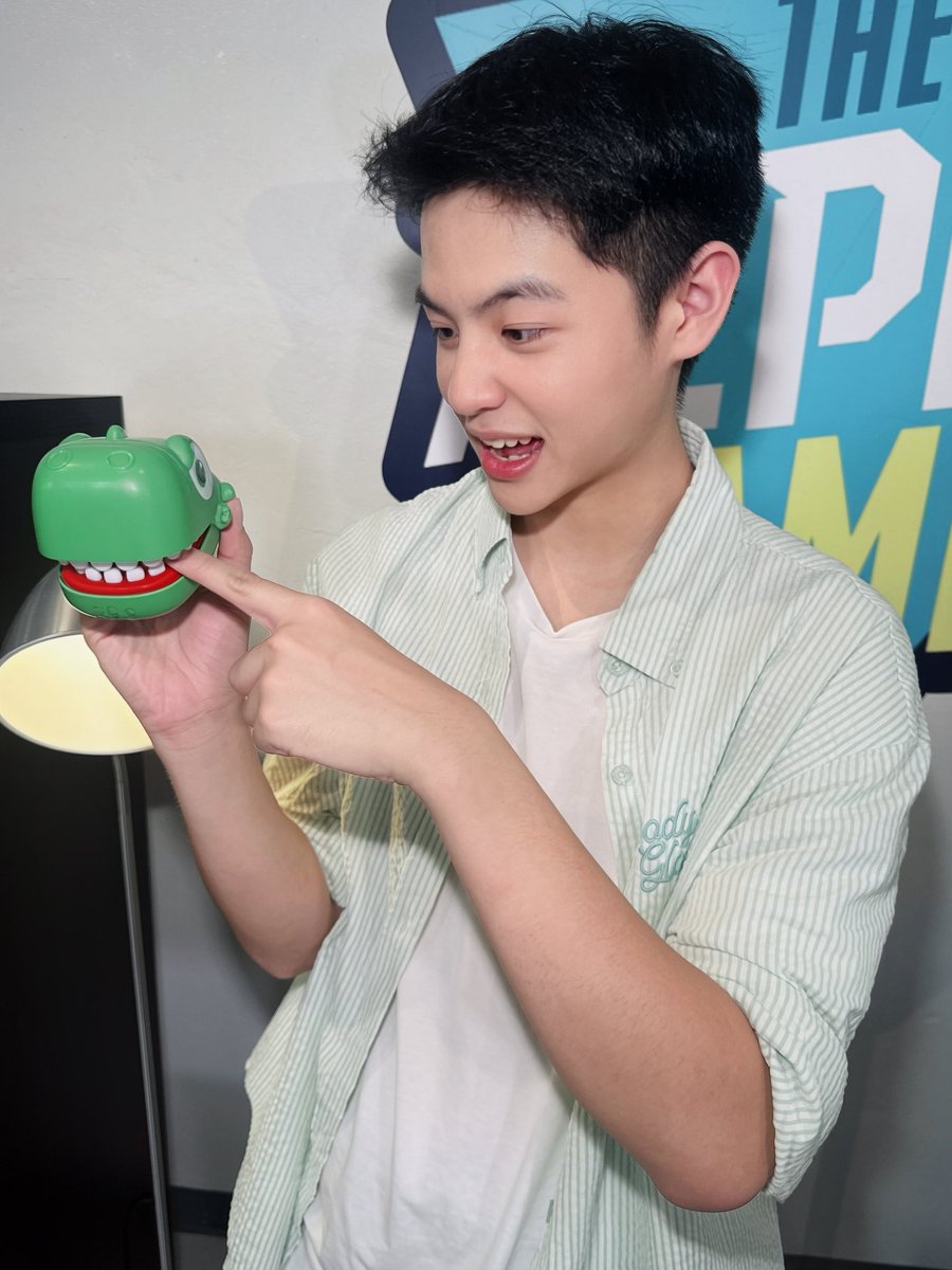 VNopparoot's tweet photo. โดนกัดนิ้วเจ๊บเจ้บเจ้บ 🤍🥚
งอน จระเข้ 🐊🐊 ชิชิงอน😡 งอนจ้า😡

#bodygloveth
#ProjectAlphaNewClan
#vjnopparoot https://t.co/szjWHPLK6B