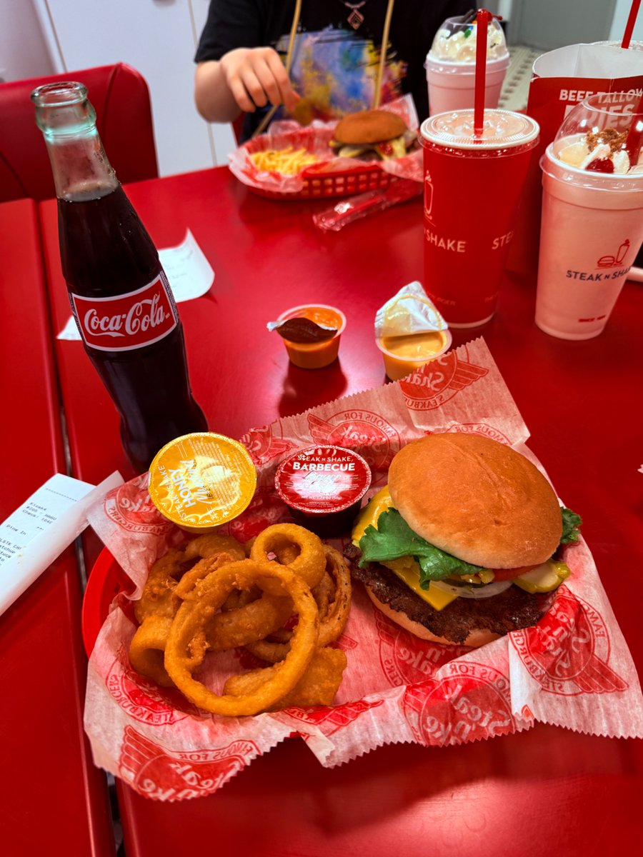 fuwa876's tweet photo. 試合終わり、レスラーの皆様から「一緒にバーガーとミルクシェイク食べに行かない？」って誘ってもらぃました

アメリカすぎて最高でした
アメリカのドラマかと思いました https://t.co/Gg4t9hqqBg
