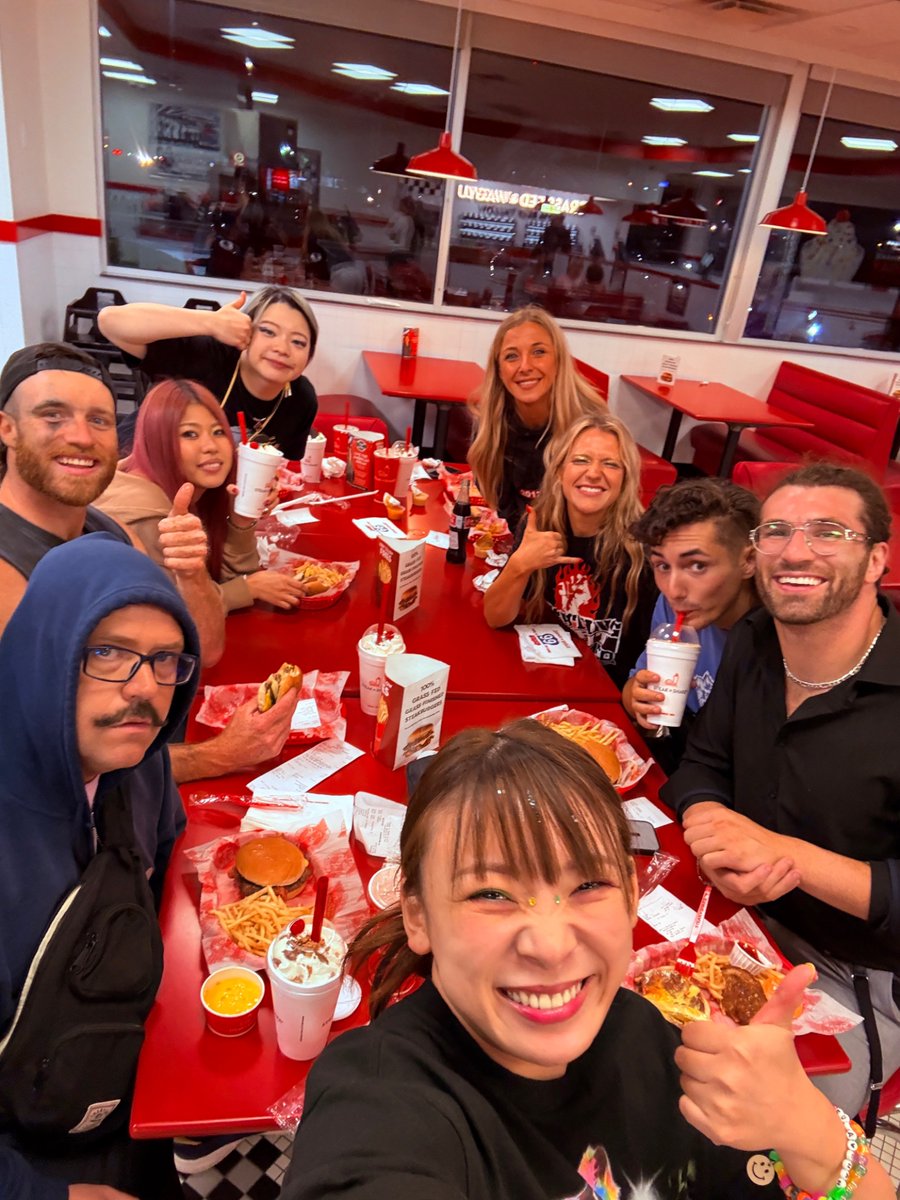 fuwa876's tweet photo. 試合終わり、レスラーの皆様から「一緒にバーガーとミルクシェイク食べに行かない？」って誘ってもらぃました

アメリカすぎて最高でした
アメリカのドラマかと思いました https://t.co/Gg4t9hqqBg