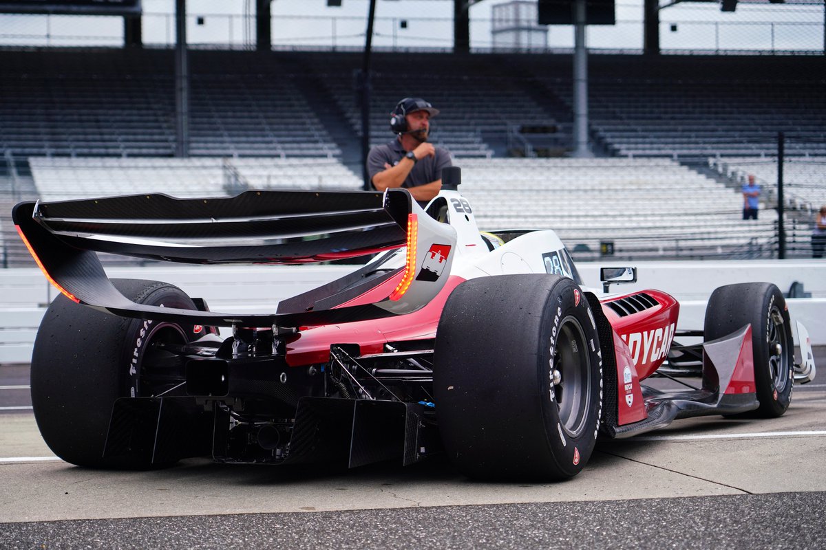 KevinDMotors's tweet photo. More images from the rear.

1-Large diffuser with removable pieces to adjust length, rear attenuator crash structure
2-Compact gearbox and center rear wing mounting points
3-Integrated wing lights, shapely side floor profile
4-Clear engine cover with cooling slots https://t.co/3s5AjQ4Mrt