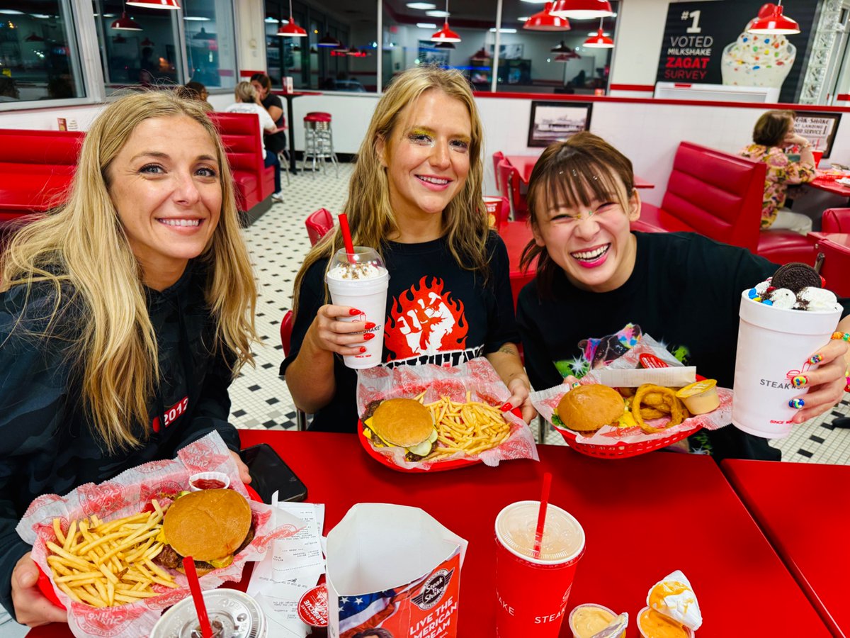 fuwa876's tweet photo. 試合終わり、レスラーの皆様から「一緒にバーガーとミルクシェイク食べに行かない？」って誘ってもらぃました

アメリカすぎて最高でした
アメリカのドラマかと思いました https://t.co/Gg4t9hqqBg