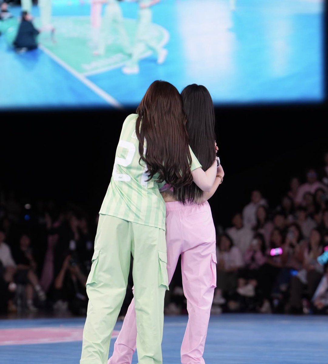 prettyummies's tweet photo. ORM POSTED THESE PHOTOS OF HER AND LING ON IG!!! https://t.co/Ly7iK2r4nD